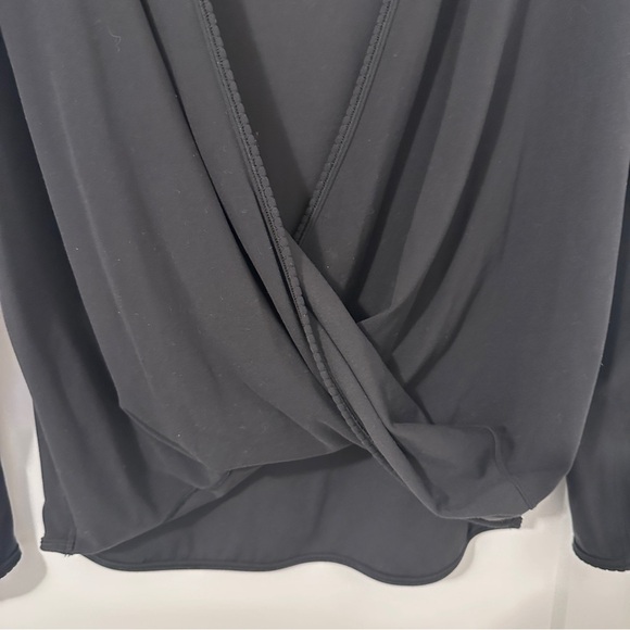 Lululemon Radiant Long Sleeve Wrap- Front Top in Black Women’s approx size 6/8 - Picture 3 of 8